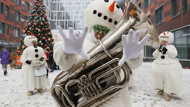 ماسکو کے موروزوف چلڈرن ہسپتال کے مریضوں کو فادر فراسٹ ملبوسات پہنے امدادی کارکن کرسمس کی مبارکباد پیش کر رہے ہیں۔