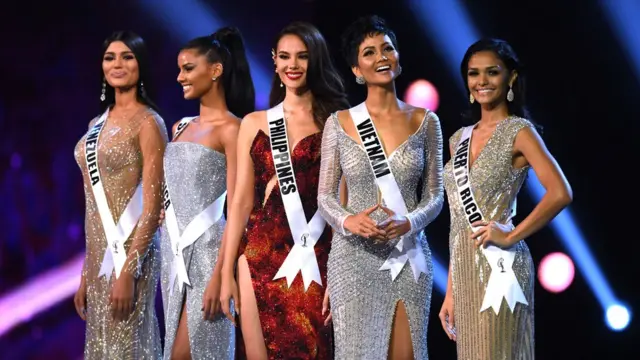 H'Hen Niê cùng các hoa hậu Venezuela, Nam Phi, Phillippines và Puerto Rico.