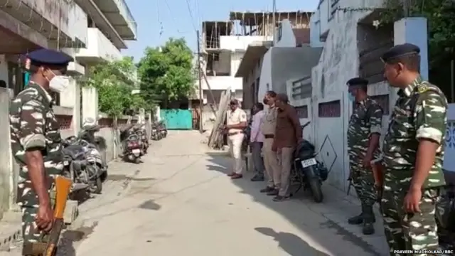 उके यांच्या घरावर छापा.