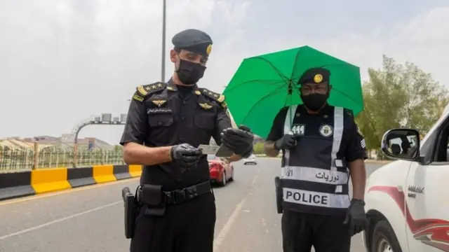 Petugas memeriksa izin kendaraan di seputar tempat ibadah.