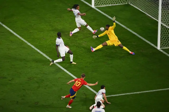 Dani Olmo marca o segundo gol da Espanha contra a França, na semifinal da Euro 2024 na Alemanha