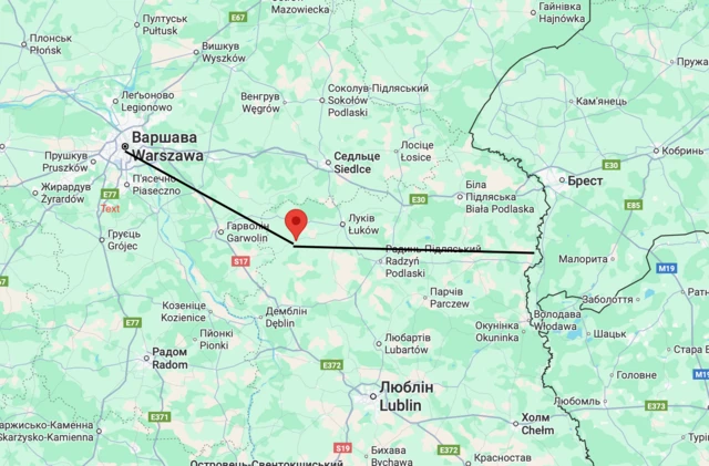 Селище Осіни лежить приблизно за 100 км від кордону України і за 70 км від Варшави