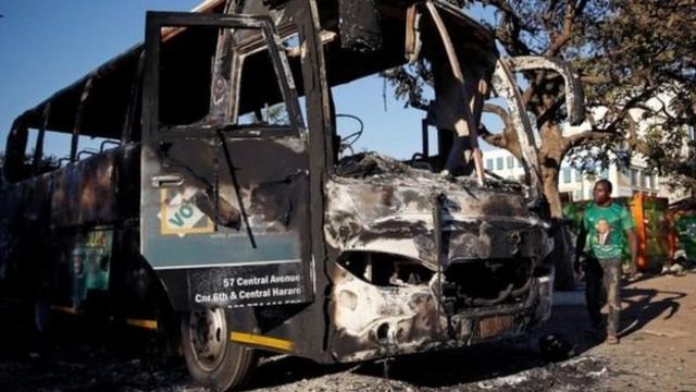 Ônibus incendiado em Harare, no Zimbábue