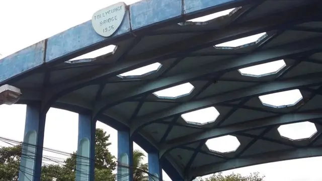 আশি বছরেরও বেশি পুরনো আদিগঙ্গার ওপর টালিগঞ্জ ব্রিজ