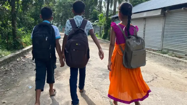 নারায়ণগঞ্জের আড়াইহাজার উপজেলার কামরানীর চর গ্রামের একদল প্রাথমিক বিদ্যালয়ের শিশু সকালবেলা স্কুলে যাচ্ছে।