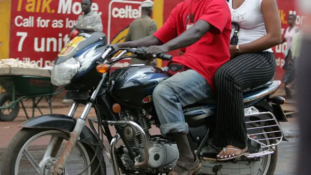 Les motos taxis sont très prisées en Sierra Léone pour le transport