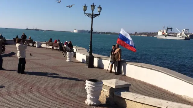 Cевастополь, люди із прапором Росії