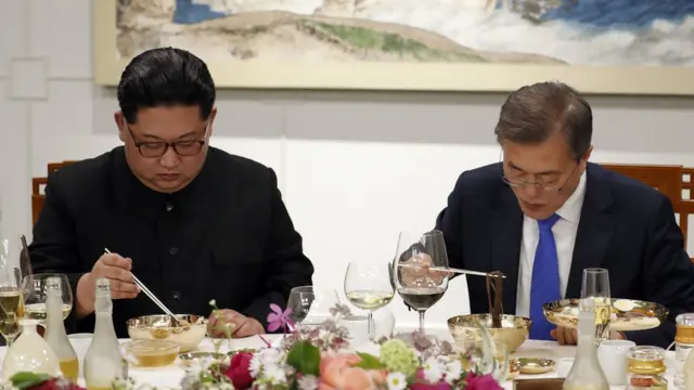 문재인 대통령과 김정은 국무위원장은 지난 4월 판문점에서 열린 남북정상회담 환영만찬 당시 만찬 메뉴인 옥류관 평양냉면을 먹었다