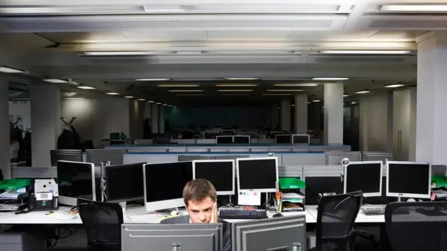 مكتب عمل ذو إضاءة خافتة