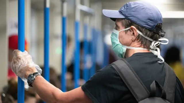 Власти Москвы недовольны, что в транспорте все меньше людей в масках