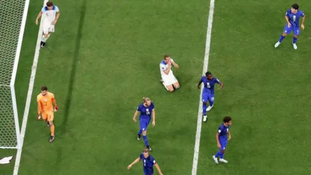 لاعبون من فريقي انجلترا والولايات المتحدة