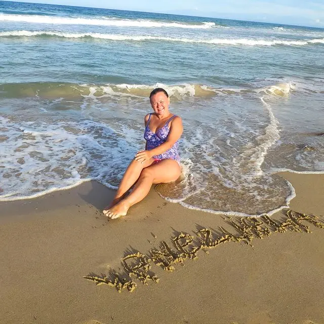 Tatiana, turista rusa, posa en la playa