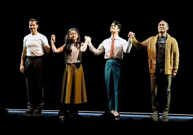 어쩌면 해피엔딩 공연 모습