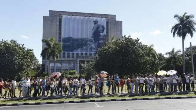 La gente hace fila en La Habana para ofrecer tributo a Fidel Castro.