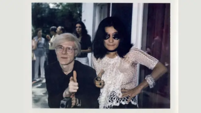 Полароид на ком је Јоко Оно са Ендијем Ворхолом, а који су потписали Џон, Јоко и Енди