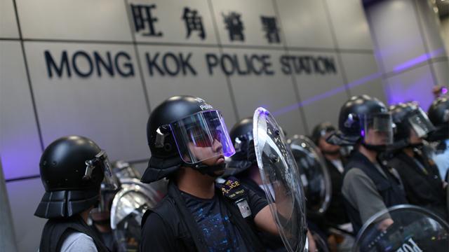 香港旺角警署外警员配备防暴装备戒备（17/8/2019）