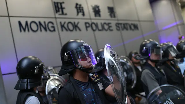 香港旺角警署外警员配备防暴装备戒备(17/8/2019)