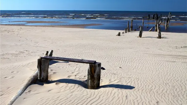 Остатки деревянного причала в Мазирбе