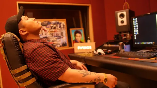 스윙스가 스튜디오에서 작업을 하고 있다.