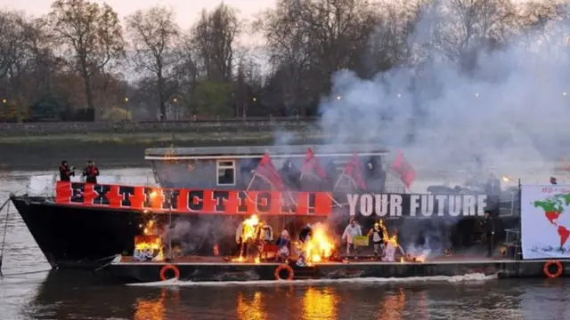 Coleção punk é incendiada