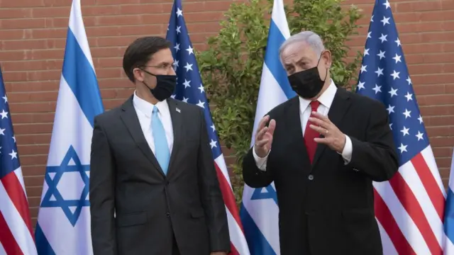 প্রাক্তন মার্কিন প্রতিরক্ষা মন্ত্রী মার্ক এসপারের সাথে বেনইয়ামিন নেতানিয়াহু।