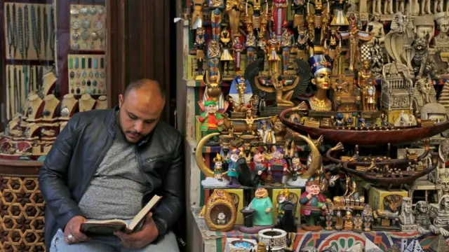 بائع تحف يقرأ القرآن