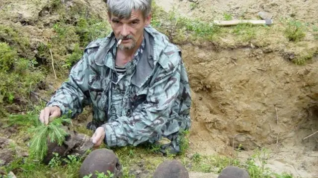 Дмитриев Россия шимолида Сталин буйруғи билан отилган инсонлар қабрларини топган.