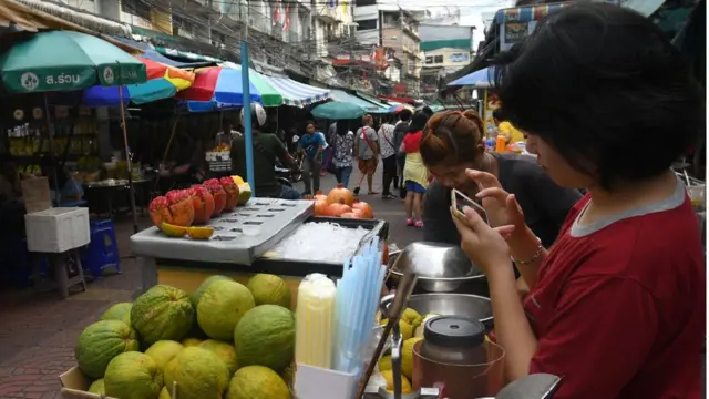 Một người bán hoa quả ở Bangkok (hình minh họa)