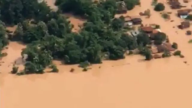 댐 남쪽에 위치한 세피안 강은 급격한 유수량 증가로 범람했다