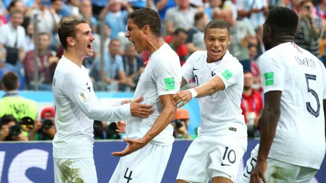 Varane celebra con sus compañeros.
