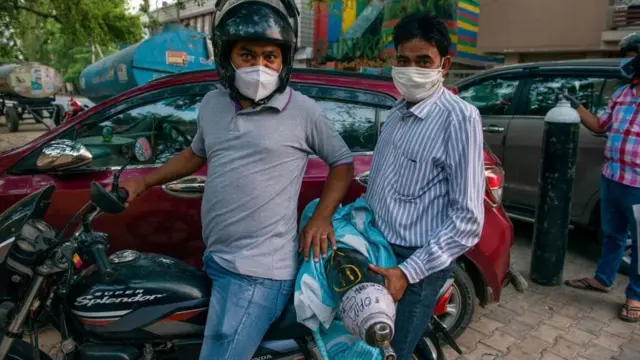 ఆక్సిజన్ సిలిండర్లు తెచ్చుకుంటున్న రోగుల బంధువులు