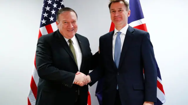 جرمی هانت، وزیر خارجه بریتانیا پس از سفر ناگهانی آقای پومپئو به اروپا، به استقبال وزرای خارجه آمریکا رفت