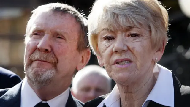 Hu y Bea Jones fuera del tribunal después de que se dictó el veredicto.