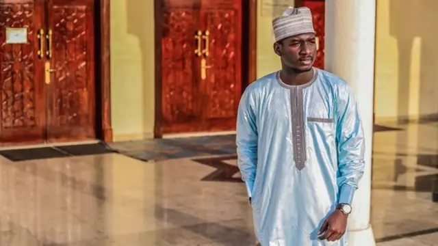 Ironiquement, l'adoption d'un accent non nigérian est un trait typiquement nigérian