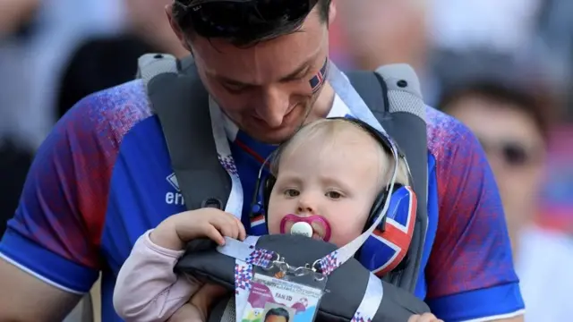 Исланский болельщик с ребенком