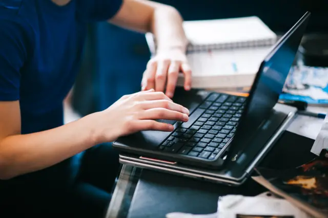 عامل يستخدم حاسوبه