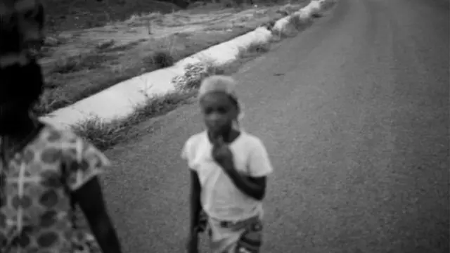 Elisa Piassone ati Zaida nrin lọ loju ọna to wa ni aarin Mmele ati Kimar nibi ti wọn ngbe agbado lilọ lọ