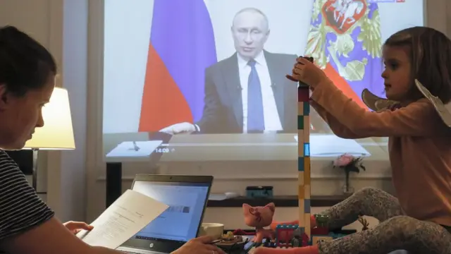 Власти продолжают активно готовится к проведения голосования за поправки в Конститиуцию, среди которых обнуление президентских сроков Владимира Путина, даже в условиях эпидемии COVID-19. На фото: семья на изоляции в подмосковном Домодедово