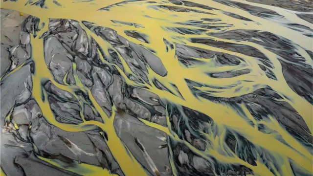 নদী সমুদ্রে মেশার আগে প্রচুর পলি ফেলে যায়।