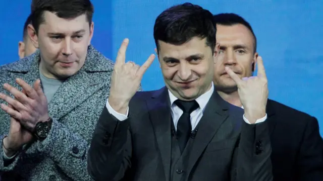 Оммавий фикр сўровларида Зеленский илғор ўринда