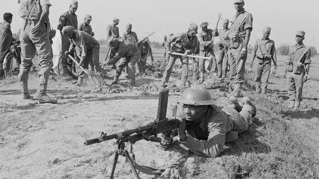 যুদ্ধের সময় যশোর রোডের সড়ক মেরামত করছেন ভারতীয় সেনারা