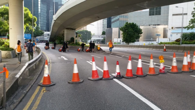 示威者在金钟、湾仔附近设置路障。