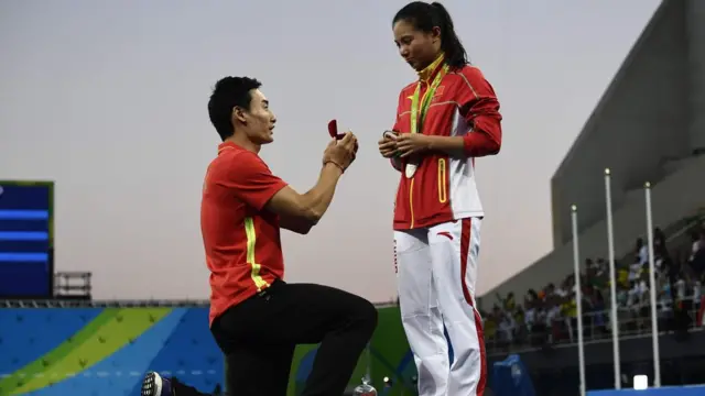 Qin Kai (esq.) fez o pedido durante a cerimôniasite de apostas futebol que da dinheiro para começarentrega das medalhas