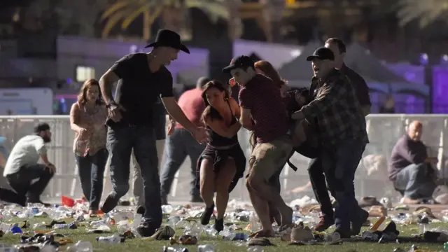 Un grupo de personas ayuda a una persona herida durante el tiroteo en Las Vegas