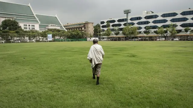 Sobreviviente camina por el terreno donde ocurrió la masacre.