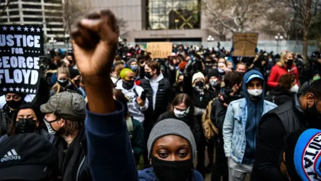 Orang-orang merayakan saat putusan diumumkan dalam persidangan mantan perwira polisi Derek Chauvin di luar Pusat Pemerintah Kabupaten Hennepin di Minneapolis, Minnesota pada 20 April 2021