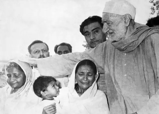 ਖ਼ਾਨ ਅਬਦੁਲ ਗ਼ੱਫ਼ਾਰ ਖ਼ਾਨ ਨੇ 8 ਦਸੰਬਰ 1969 ਨੂੰ ਅਹਿਮਦਾਬਾਦ, ਗੁਜਰਾਤ ਵਿੱਚ ਦੰਗਾ ਪੀੜਤਾਂ ਨਾਲ ਮੁਲਾਕਾਤ ਕੀਤੀ