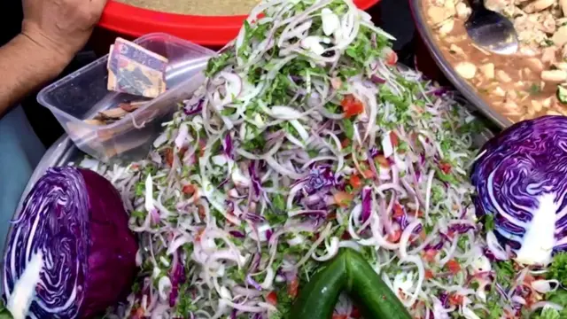 د دې خوړو پلورونکی زلمی وایي، ددغو خوړو په جوړولو ډېره خواري کوي چې خوند یې وساتي.