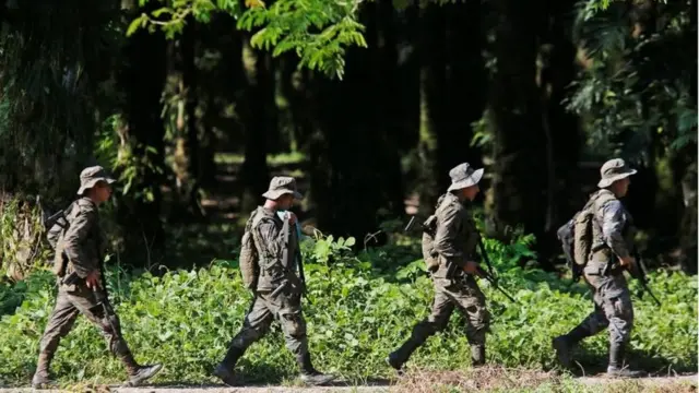 Soldados en El Estor