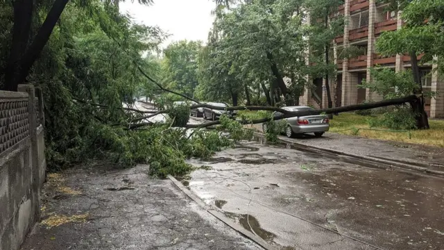 Злива у Києві затопила вулиці та станції метро